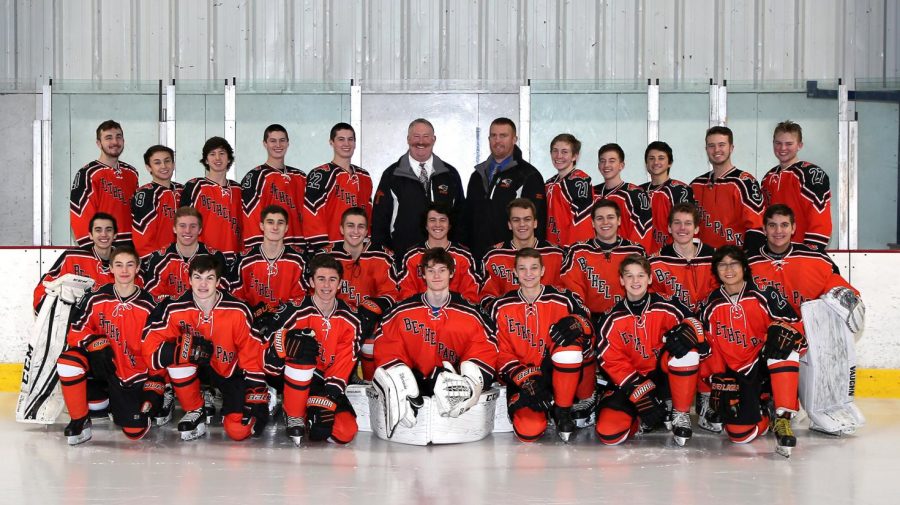 Varsity+hockey+team+poses+for+a+pic.