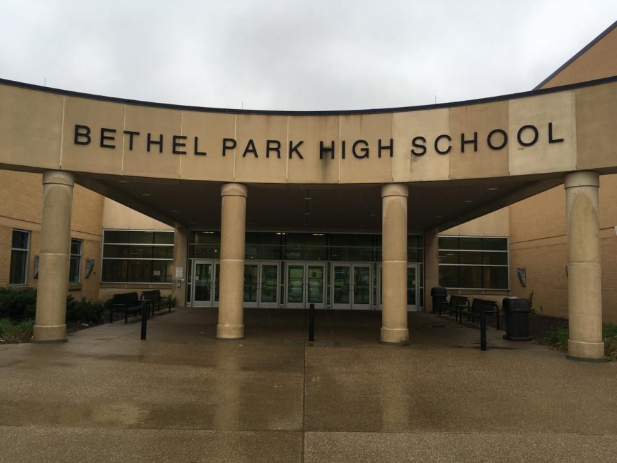 The+front+of+Bethel+Park+High+School+on+a+rainy+day.