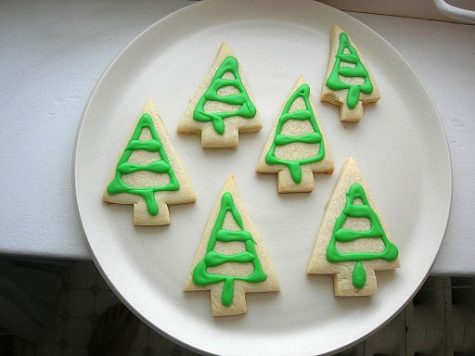 One of many easy and festive designs to decorate holiday cookies.