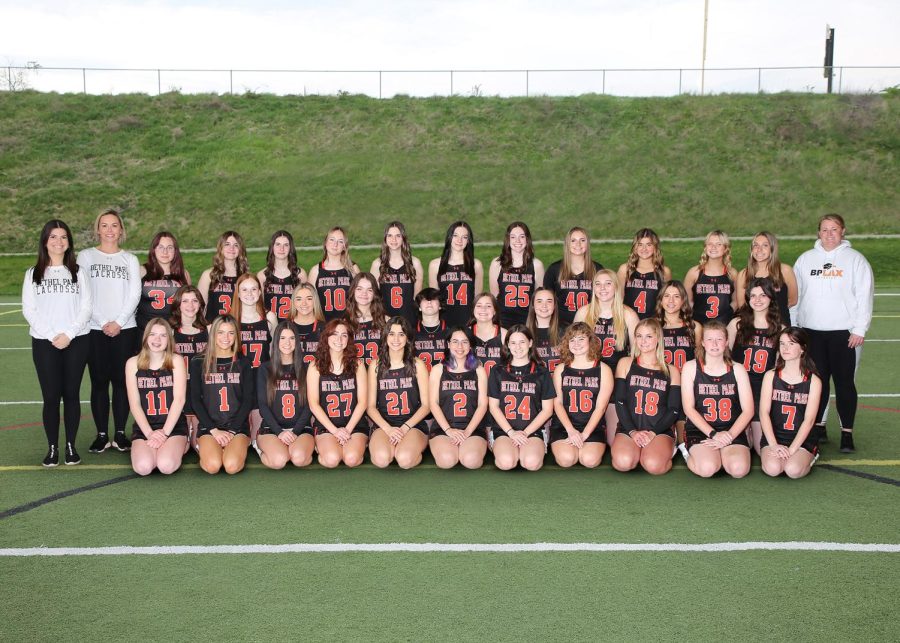 The+girls+lacrosse+team+features+five+seniors%2C+1+junior%2C+four+sophomores%2C+and+19+freshmen.