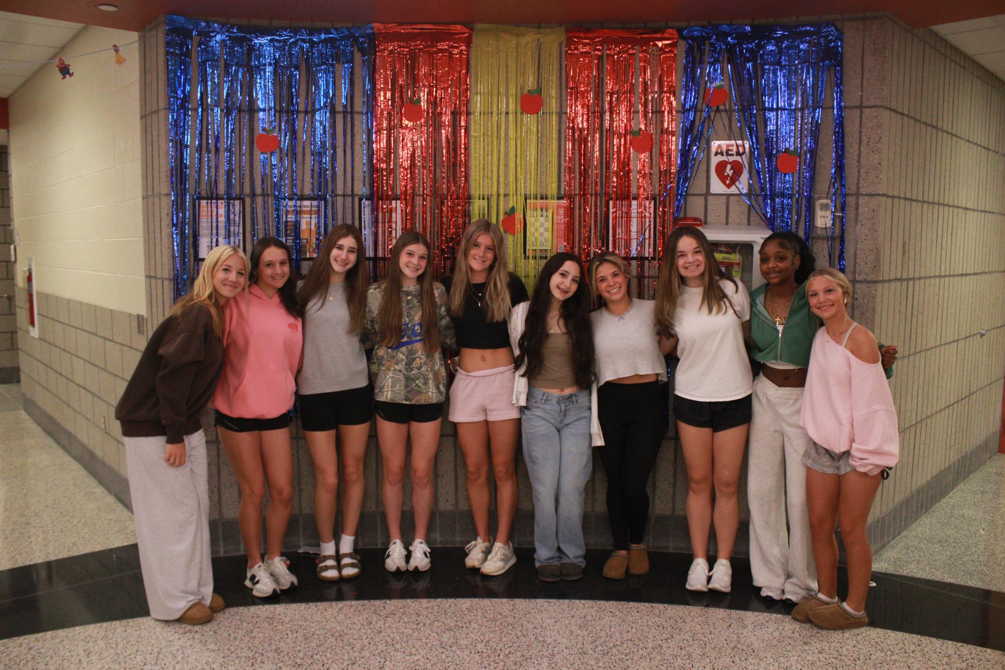 Freshmen decorate the  first-floor rotunda for homecoming.