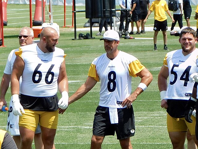 Frazier (54) alongside Aaron Rodgers and Mason McCormick during a Steelers practice in 2025