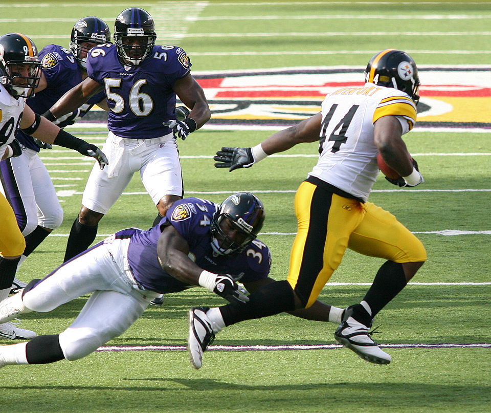 Baltimore pursue Pittsburgh's Najeh Davenport in a 2006 NFL game